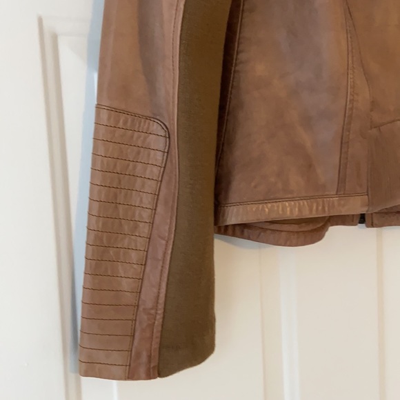 EUC Leather Jacket. Size Medium - Picture 4 of 7